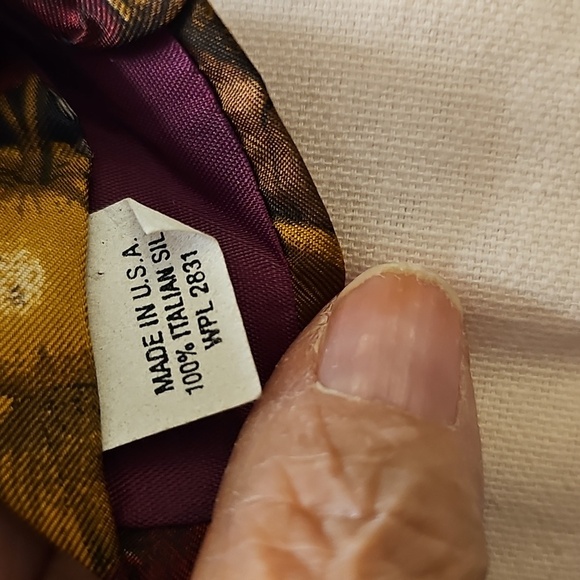 Lord & Taylor Floral & Fruit Patterned Tie. 100% Silk. Nice - Picture 4 of 5